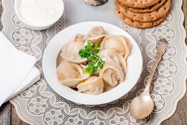 Zelfgemaakte vlees Dumplings - Russische pelmeni — Stockfoto