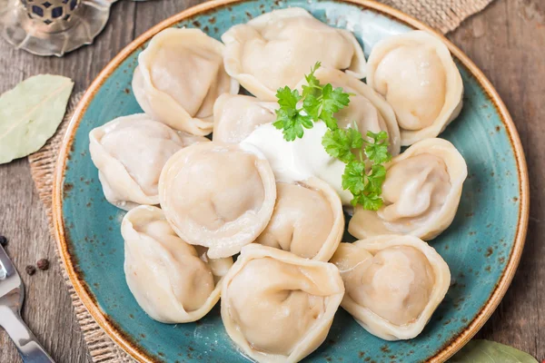 Zelfgemaakte vlees Dumplings - Russische pelmeni — Stockfoto