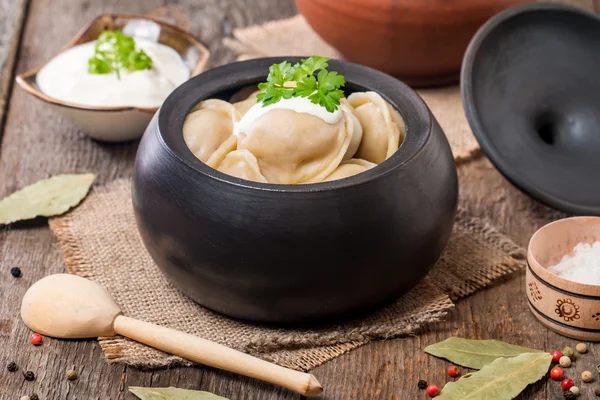 Vlees knoedels - Russische pelmeni met zure room — Stockfoto