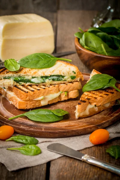 Сэндвич с сыром и шпинатом — стоковое фото
