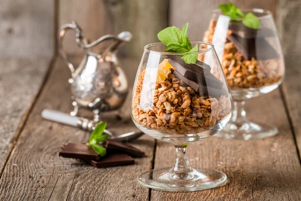 Granola ve skle s kousky hořké čokolády — Stock fotografie