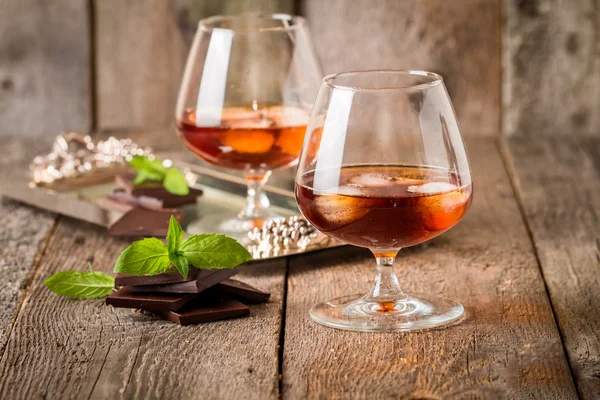 Vintage cognac Stilleben med choklad — Stockfoto