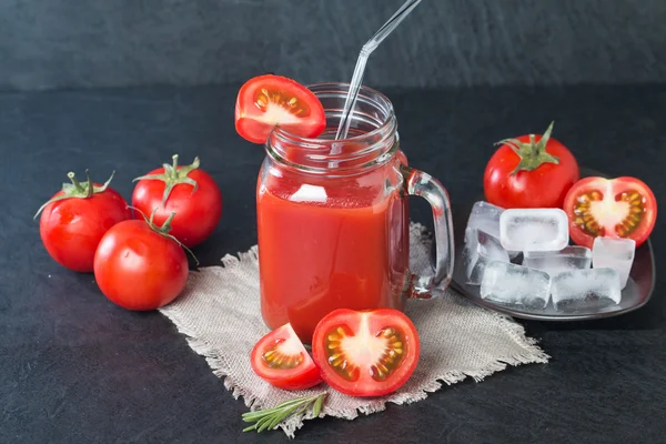 Taze domates ve bir bardak domates suyu. — Stok fotoğraf