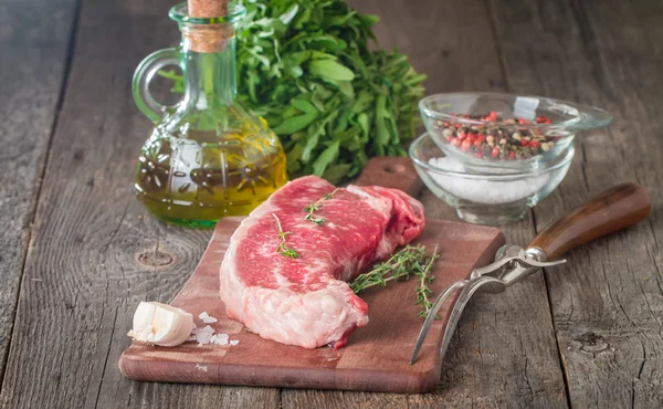 Syrové čerstvé maso Ribeye Steak — Stock fotografie