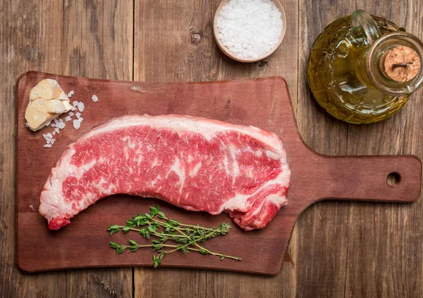 Carne de vacuno cruda Ribeye Steak con hierbas y especias — Foto de Stock