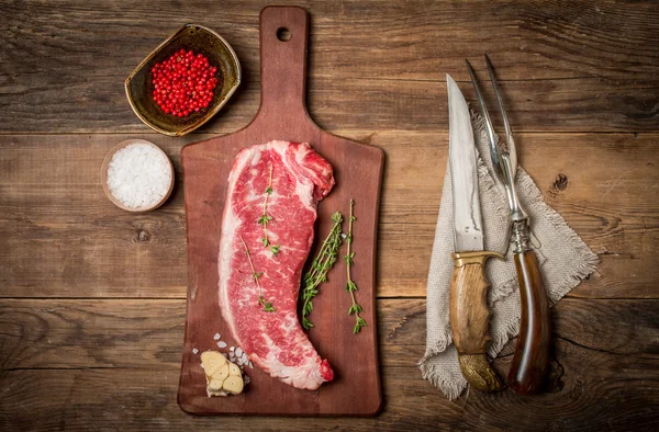 Syrové hovězí maso Ribeye Steak s bylinkami a kořením — Stock fotografie