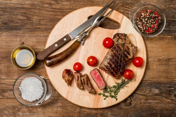 Plátky středně vzácná grilovaný steak z hovězí Ribeye — Stock fotografie