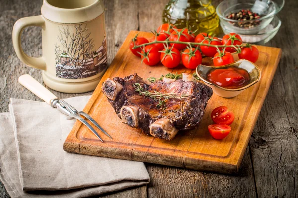 Delicious barbecued ribs seasoned with a spicy sauce — Stock Photo, Image