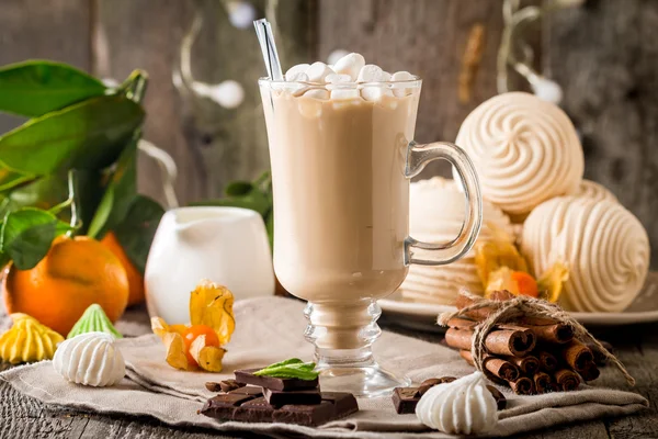 Latte caldo con marshmallow — Foto Stock