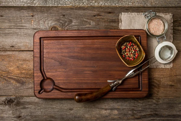 Kesme tahtası, baharat ve et çatalı — Stok fotoğraf