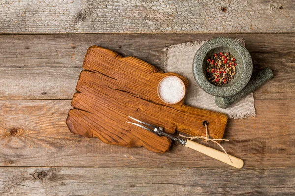 Skärbräda, kryddor och kött gaffel — Stockfoto