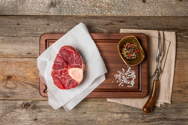 Stinco di vitello fresco crudo tagliato a croce — Foto Stock