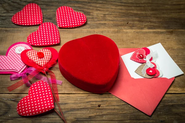 Cuori d'amore su sfondo di legno — Foto Stock