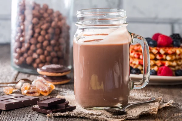 朝食にチョコレートのミルクセーキのガラス — ストック写真