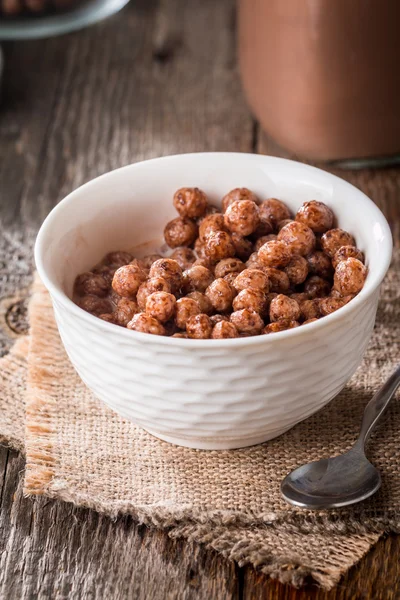 Müsli-Schokokugeln in Schüssel — Stockfoto