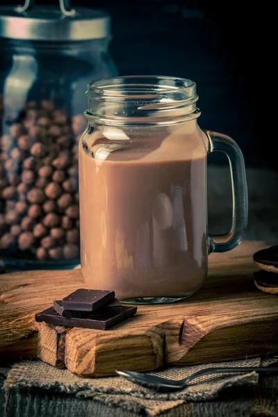朝食にチョコレートのミルクセーキのガラス — ストック写真