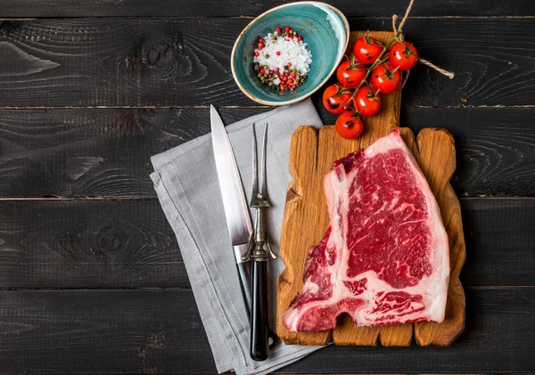 Стейк из свежего мяса — стоковое фото