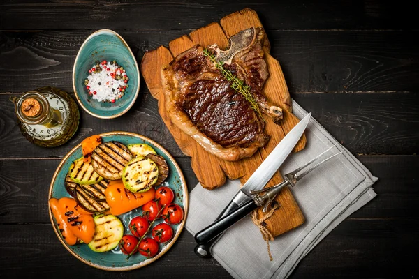 Club Beef steak with seasonings and Grilled vegetables — Stock Photo, Image