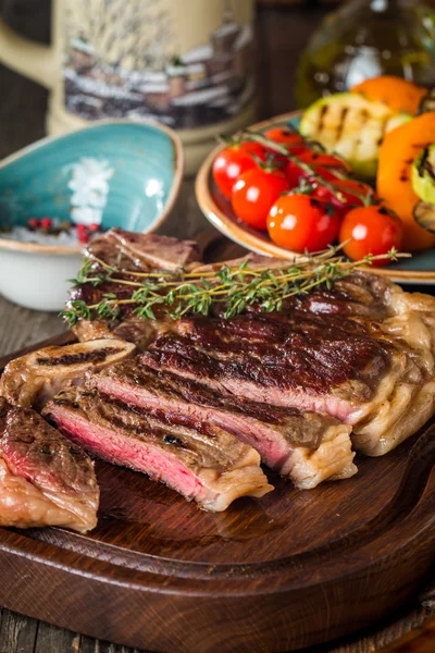 Filetes de res con verduras a la parrilla y condimentos — Foto de Stock