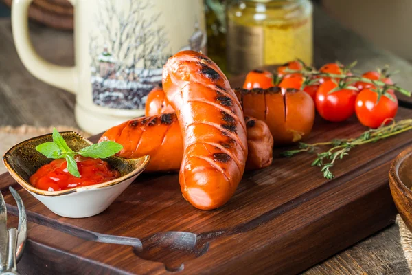 Salsichas grelhadas com repolho, tomate — Fotografia de Stock