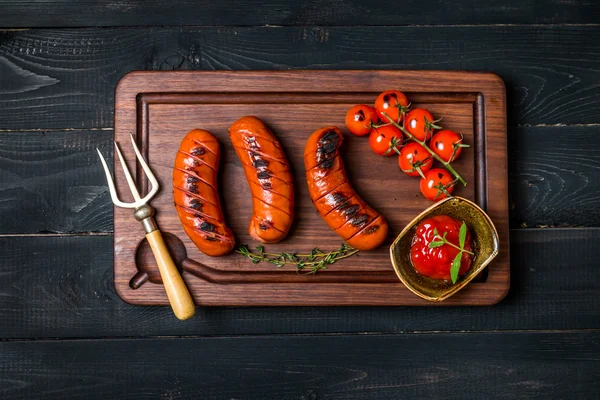 Salsicha grelhada com tomate e ketchup — Fotografia de Stock