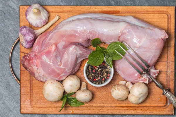 Kaninchenkadaver, Knoblauch, Zwiebeln, Pfeffer und Pilze — Stockfoto