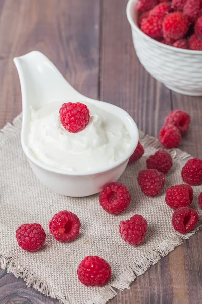 Frischer Naturjoghurt mit Himbeeren — Stockfoto