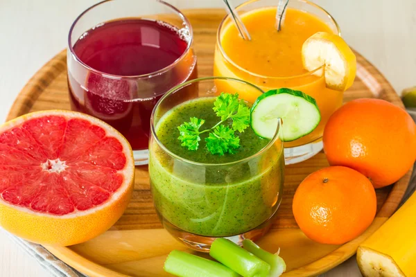 Green, yellow and red beverages — Stock Photo, Image