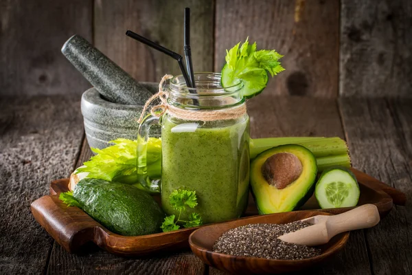 Smoothie de suco verde saudável com palha — Fotografia de Stock