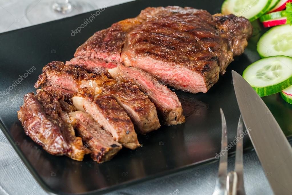 Orta az pişmiş ızgara sığır eti biftek antrikot dilimli — Stok Foto