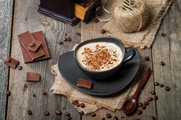 コーヒー豆とチョコレートとコーヒーのカップ — ストック写真