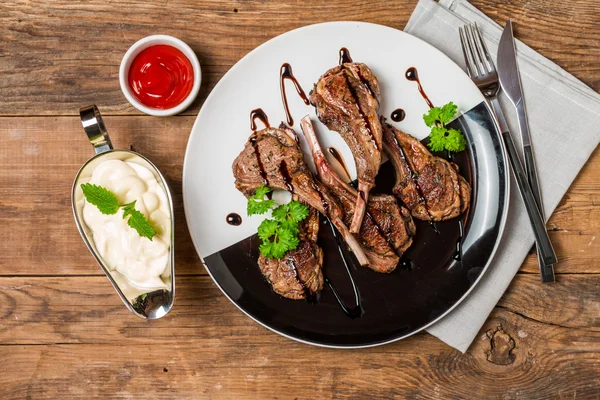 Gegrild lamsvlees ribben met saus — Stockfoto