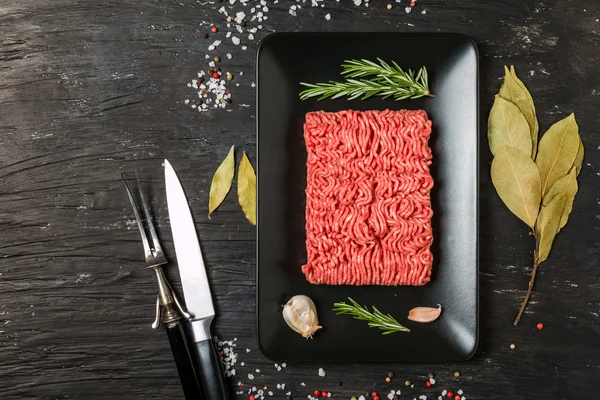 Carne macinata con condimento e rosmarino fresco — Foto Stock