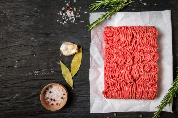 Carne macinata con condimento e rosmarino fresco — Foto Stock