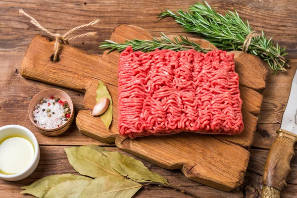 Мясо с приправами и свежим розмарином — стоковое фото