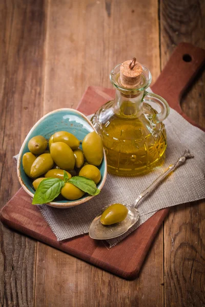Olivový olej a olivy v misce — Stock fotografie