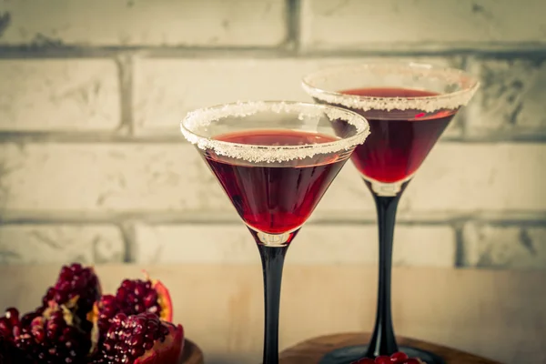 De cocktail en rijpe rode granaatappel granaatappel — Stockfoto