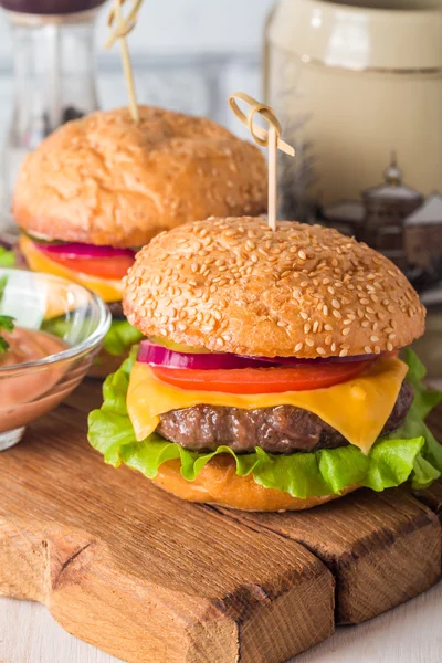 Primer plano de hamburguesas caseras — Foto de Stock