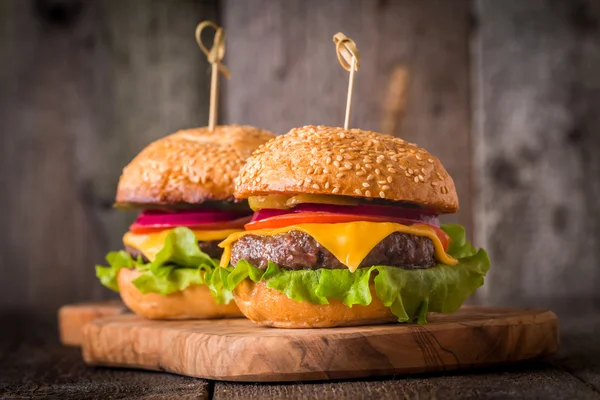 Gros plan de hamburgers faits maison — Photo