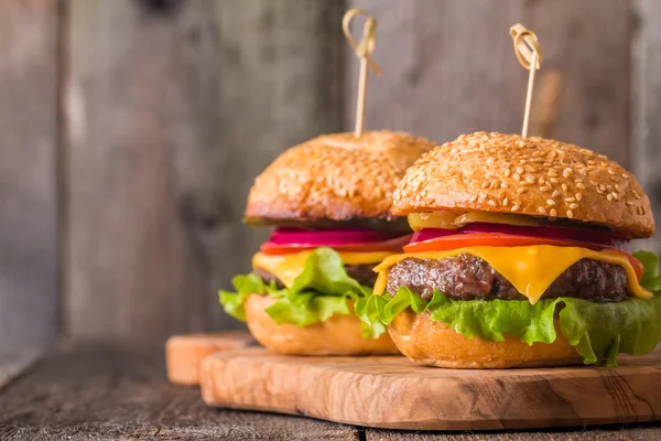 Gros plan de hamburgers faits maison — Photo