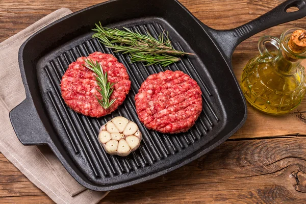 Hambúrgueres crus de carne de bovino biológica — Fotografia de Stock