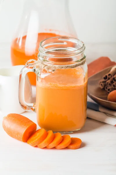 Jus de carotte frais dans un verre — Photo