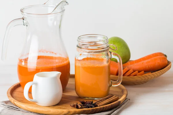 Świeży sok marchewkowy w szklance — Zdjęcie stockowe