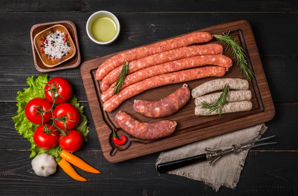 Salchichas crudas con especias y verduras — Foto de Stock