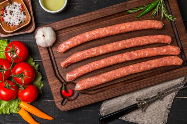 Rohwurst mit Gewürzen und Gemüse — Stockfoto