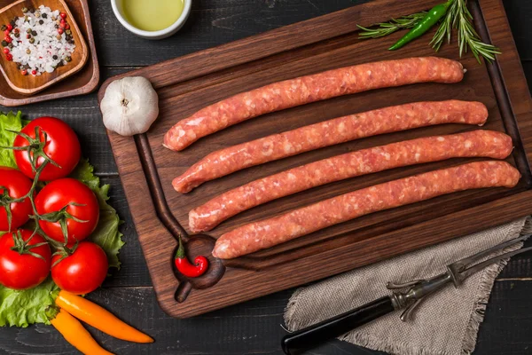 Salchichas crudas con especias y verduras — Foto de Stock