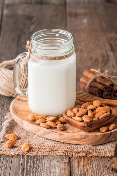 Almond susu dalam botol kaca dengan almond — Stok Foto