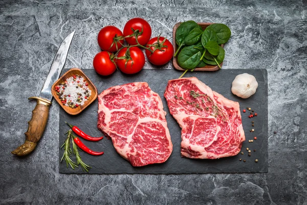 Carne fresca crua de marmóreo Bife — Fotografia de Stock