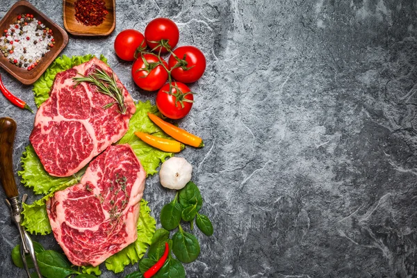 Syrové čerstvé mramorované maso steak — Stock fotografie