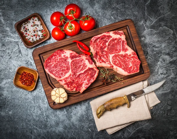 Rauwe vlees Gemarmerde biefstuk — Stockfoto